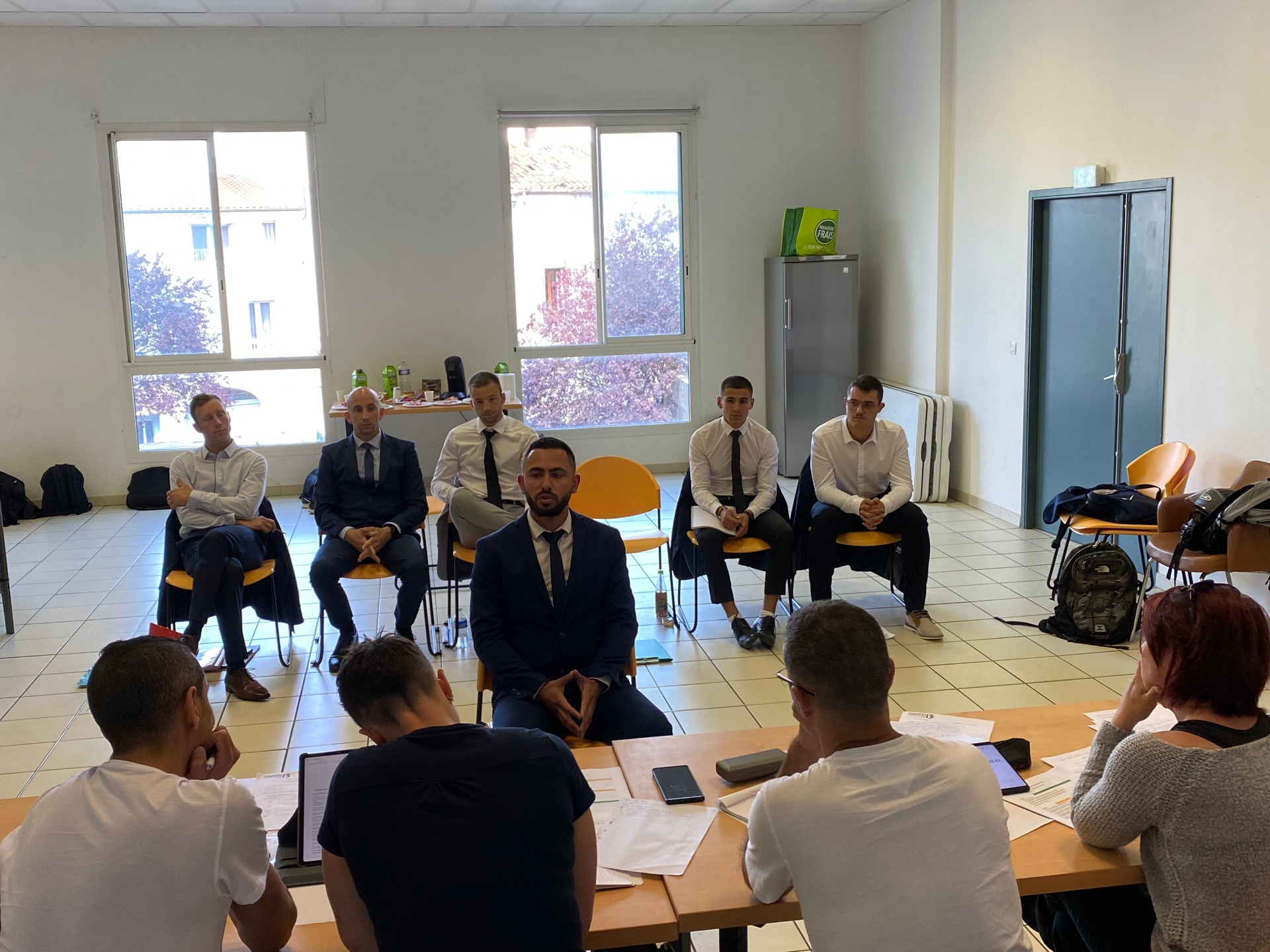 Simulation d'entretien devant jury, candidats LP Academy en tenue